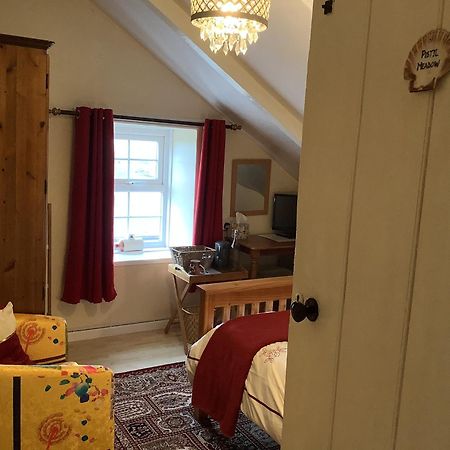 Haelarcher Farmhouse And Helicopter B&B Lizard Exterior foto